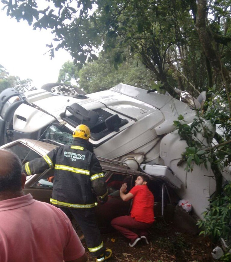 Motorista de caminhão morre após bater em carro, na BR-459