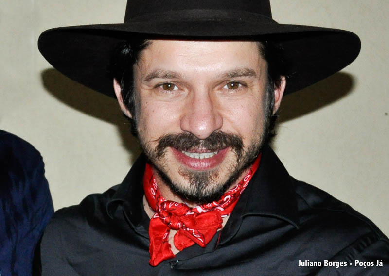 “Quero fazer um show aqui em Poços”, diz Edu Santa Fé