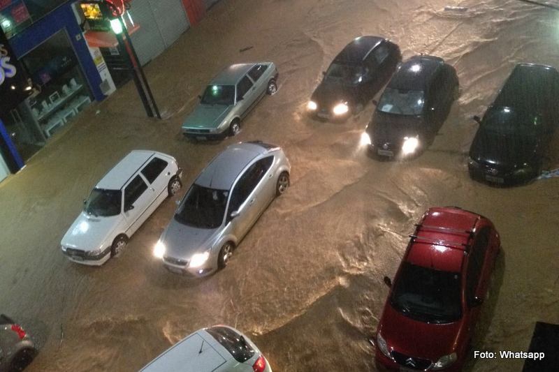 Chuva causa estragos e inunda ruas em Poços