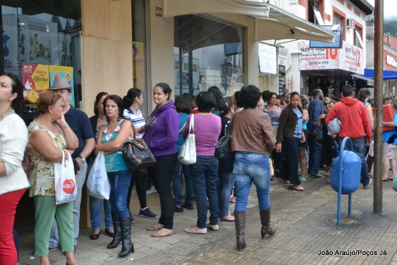 Consumidores esperam para entrar em loja da rua Assis Figueiredo. 