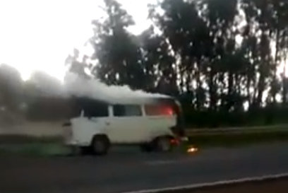 Kombi que transportava pacientes pega fogo