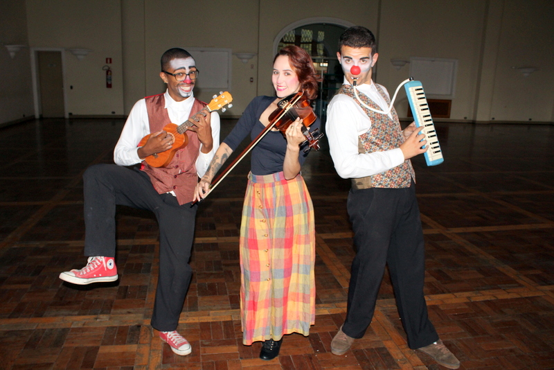 Cia. Penduricalhos apresenta espetáculo premiado na Praça Pedro Sanches