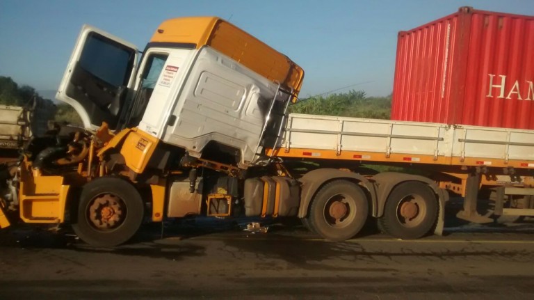Carreta bate em caminhão na Rodovia do Contorno