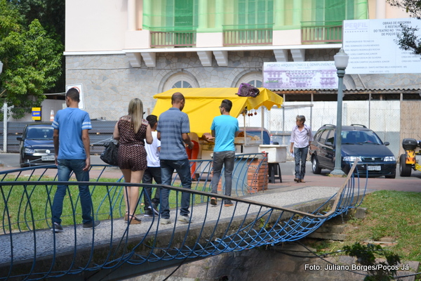 Ponte afetada pela enchente continua com guarda-corpo danificado