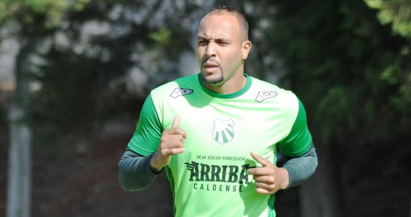 Atacante Léo Guerreiro se apresenta à Veterana