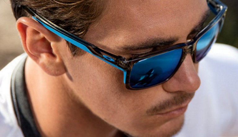 Ótica vende linhas das marcas Oakley e Ray Ban