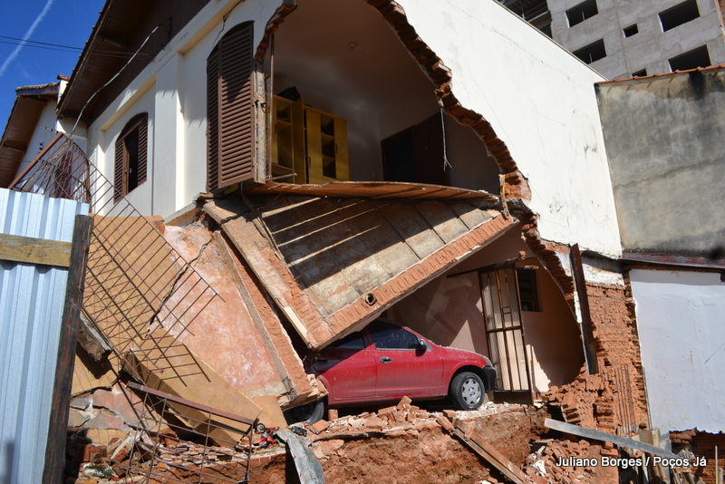 Parte de casa desaba no Centro de Poços