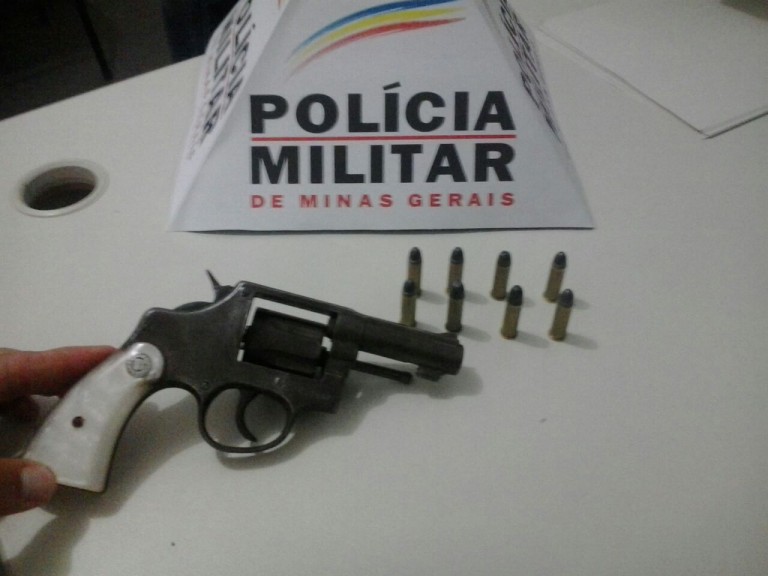Rapaz é preso por porte ilegal de arma
