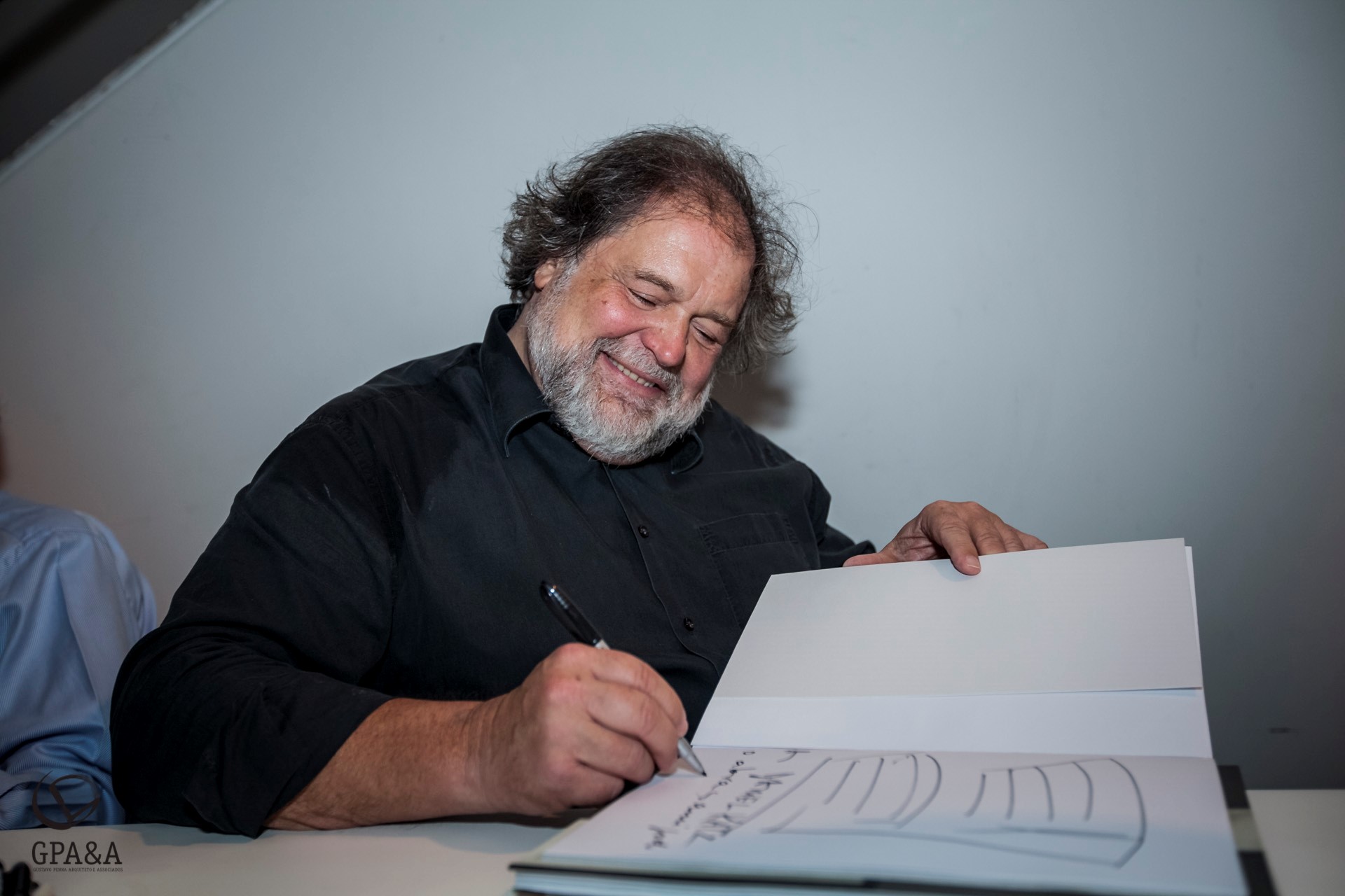 Arquiteto lança livro em Poços de Caldas