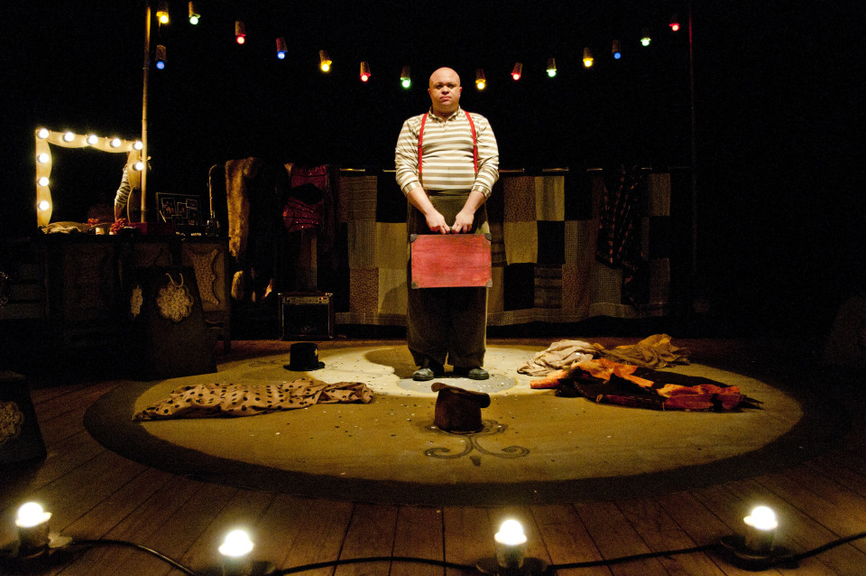 O Fantástico Circo-Teatro De Um Homem Só se apresenta na Urca