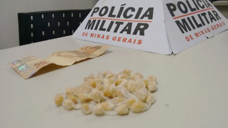 PM apreende 52 pedras de crack