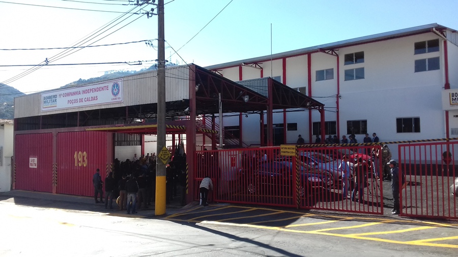 Bombeiros atendem ocorrência de incêndio em farmácia no Centro