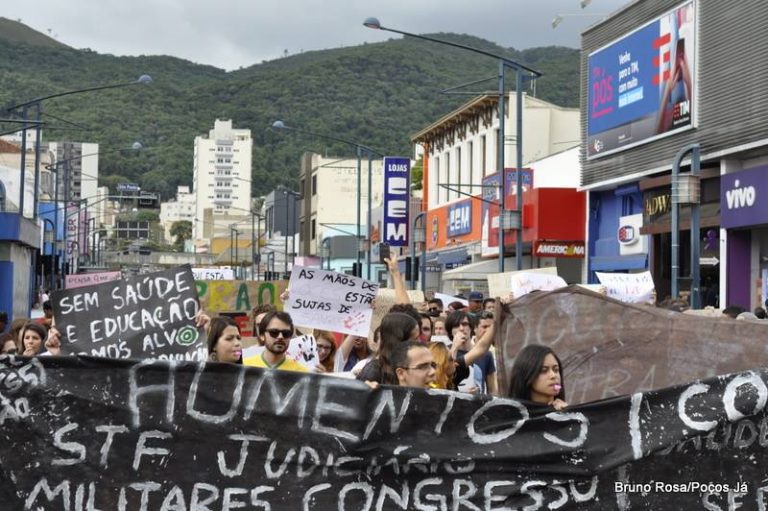 Alunos ocupam Superintendência Regional de Ensino e protestam contra PEC 55 nas ruas