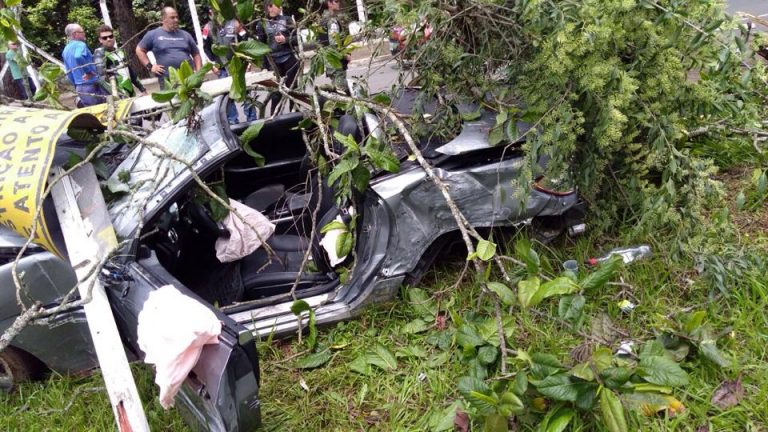 Motorista bate em poste na Mansur Fraya