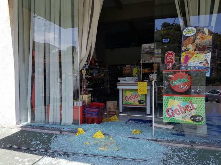 Casal é suspeito de arrombar mercearia