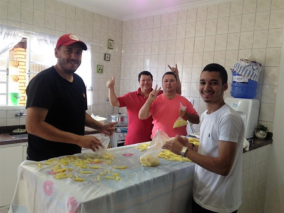 Grupo de amigos organiza bingo para ajudar casal