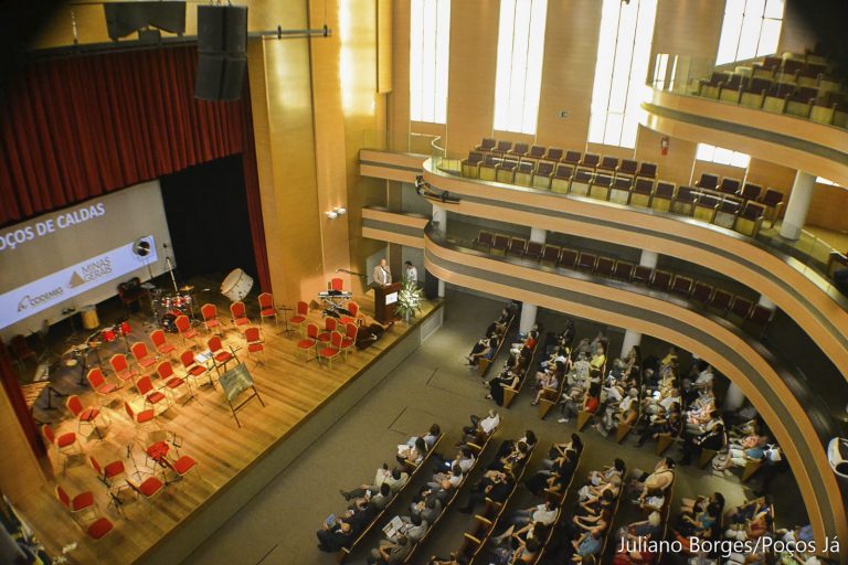 Teatro do Palace é reinaugurado após obra de reconstrução