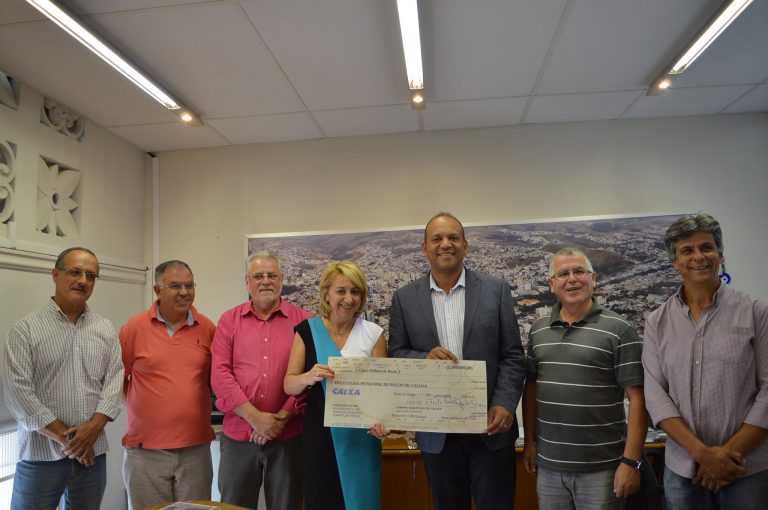 Câmara devolve cheque de R$5 milhões da prefeitura