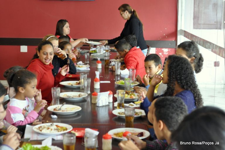 Dona de restaurante deixa 21 crianças carentes almoçarem de graça