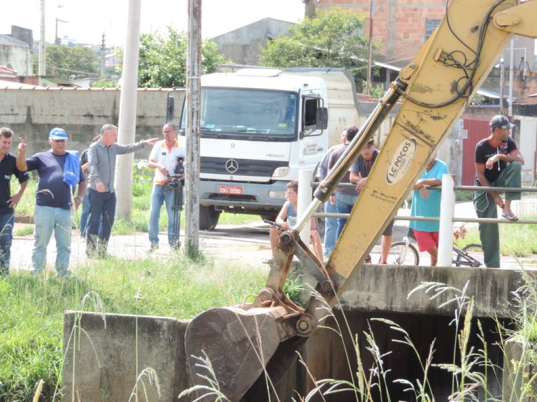 Prefeitura limpa córrego no Jardim Kennedy para prevenir enchentes