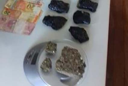 Menores são apreendidos com tabletes de maconha