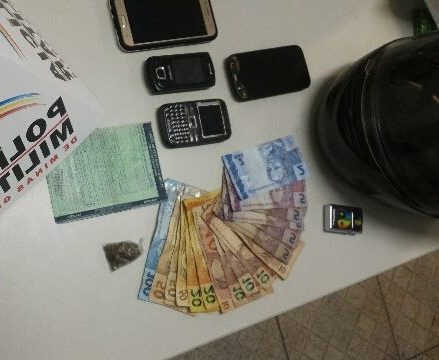 Denúncia leva PM a prender dois traficantes