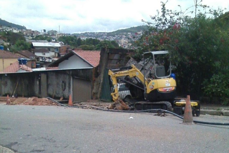 Retroescavadeira invade casa no Jardim dos Estados