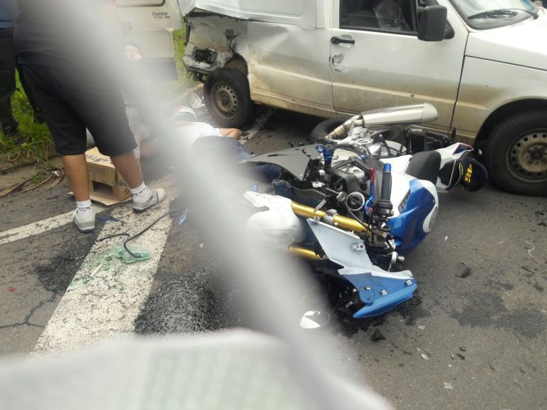 Motociclista morre após ser atingido por carro