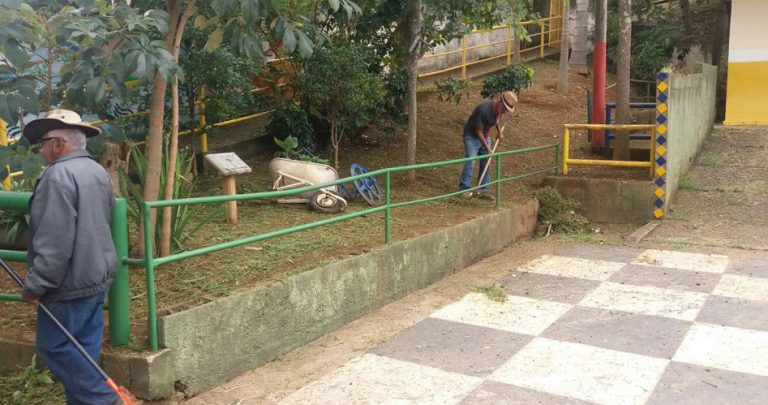 Escolas e creches municipais recebem mutirão  de limpeza da prefeitura