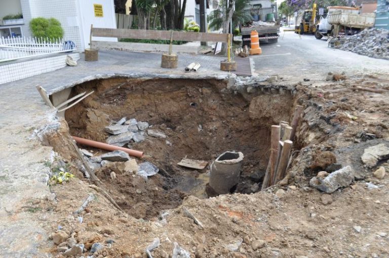 Asfalto cede e forma cratera na rua Maranhão