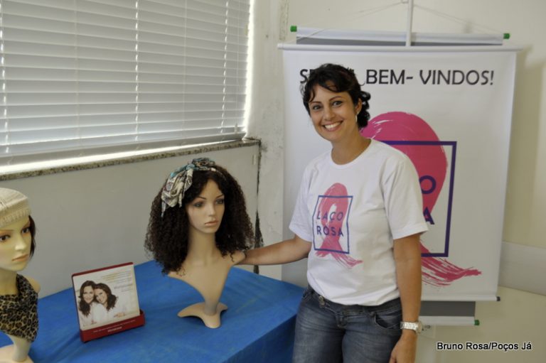 Ex-paciente implanta Banco de Perucas para mulheres vítimas de câncer