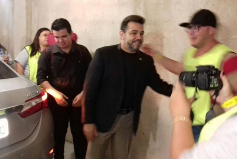 Grupo faz manifestação contra Marco Feliciano em Poços