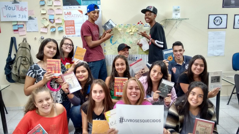 Jovens espalham livros pela cidade