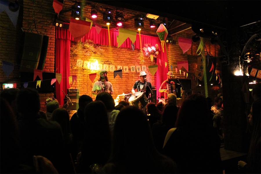Comida, vinho quente, forró e rock: tem arraiá no New York Pub!