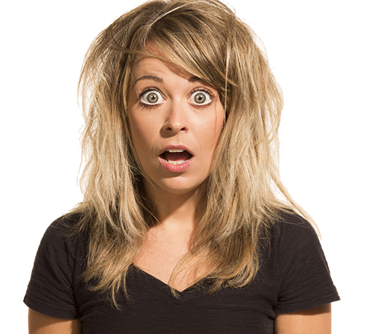 Humorista Marcela Tavares apresenta stand up no domingo