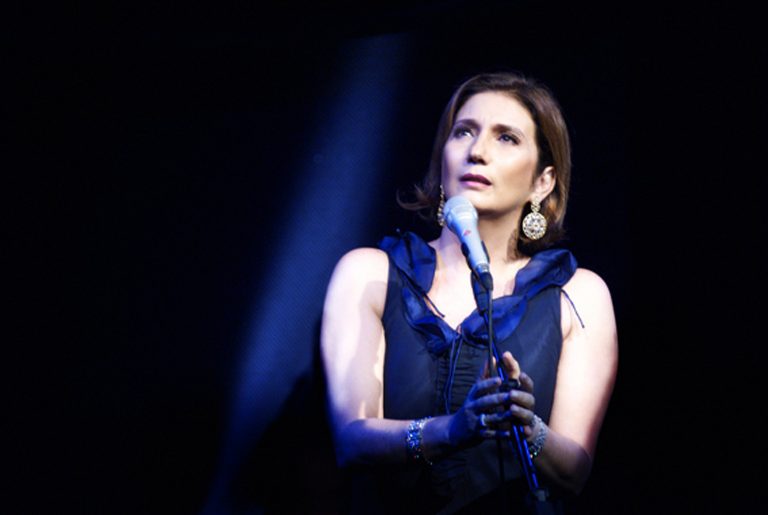 Câmara questiona gastos da Prefeitura com show de Zizi Possi