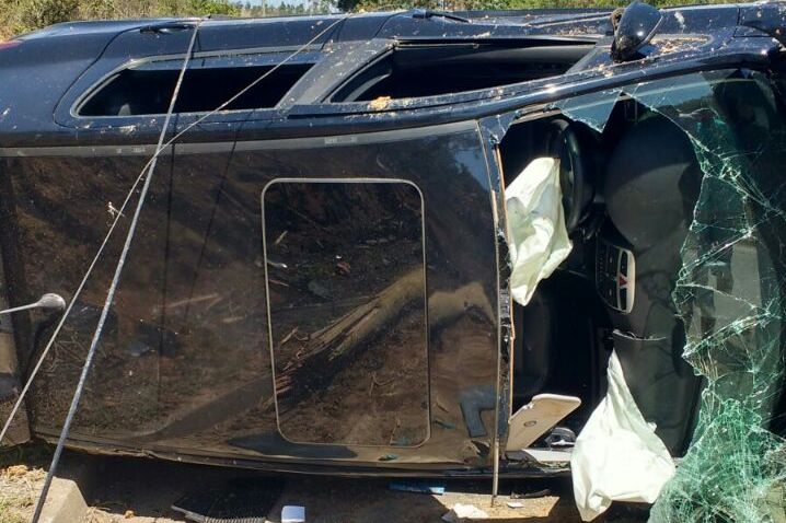 Mulher fica ferida após carro bater em poste