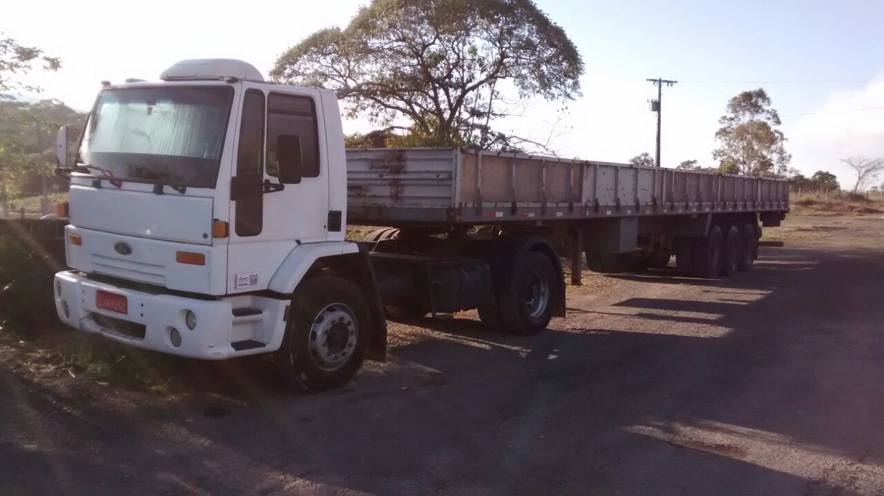 PRF apreende carreta com nove anos de licenciamento atrasado