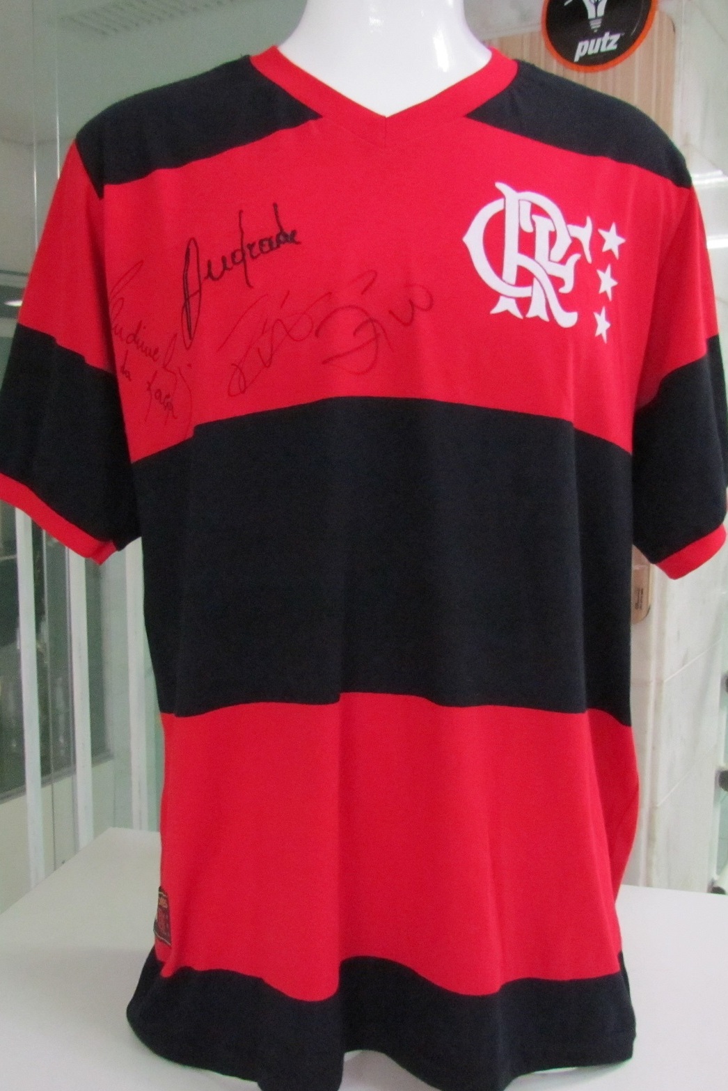Camisas do Flamengo autografadas por ídolos podem ser compradas
