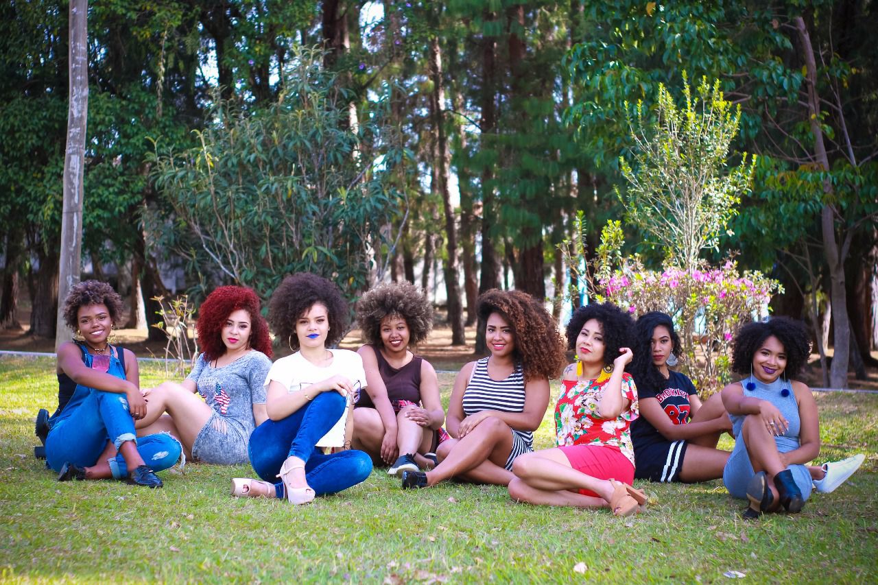 Grupo incentiva mulheres a aceitar cabelos crespos