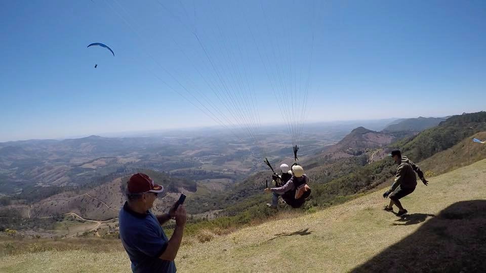 “Não me falta mais nada”, diz senhora de 80 anos após saltar de paraglider