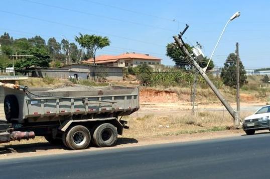 Poste fica pendurado após ser atingido por caminhão