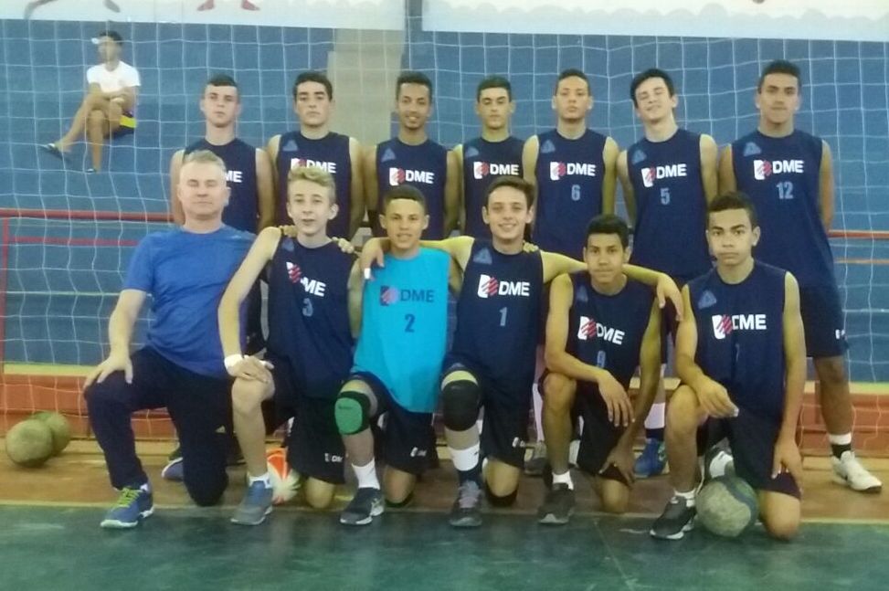 Vôlei masculino de Poços perde, mas continua firme na Liga Sanjoanense