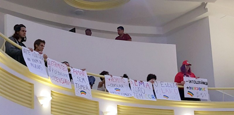 Audiência pública é marcada por protesto na Câmara Municipal