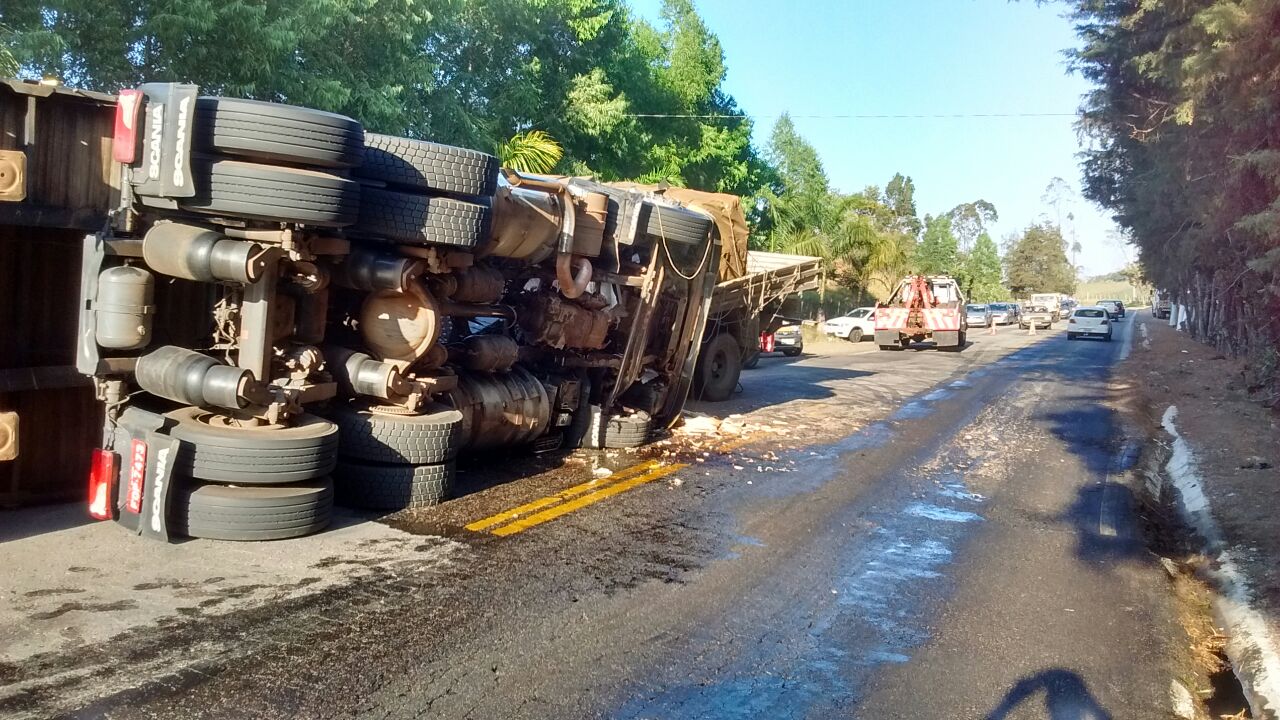 Caminhoneiro morre em acidente