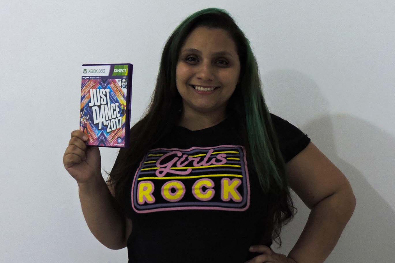 Jovem aposta em dança e videogame para perder peso