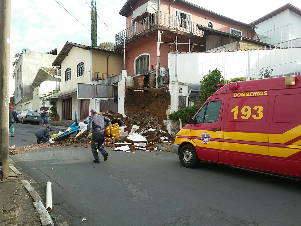 Muro desaba e deixa idoso ferido