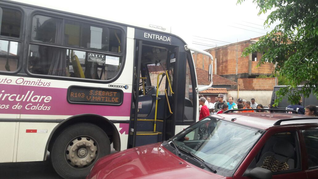 Ônibus atropela e mata idosa