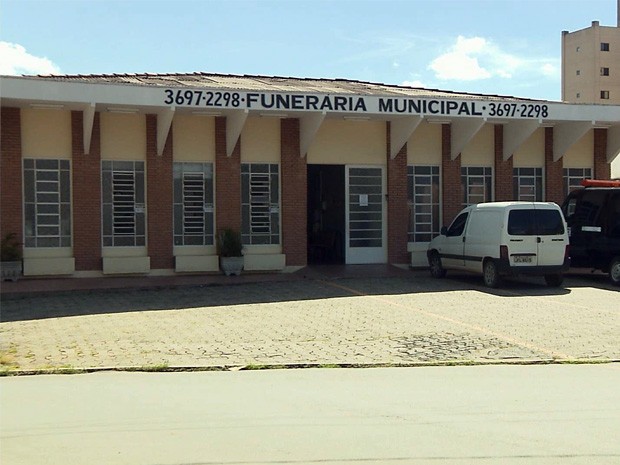 Vereadora questiona irregularidades em serviço funerário