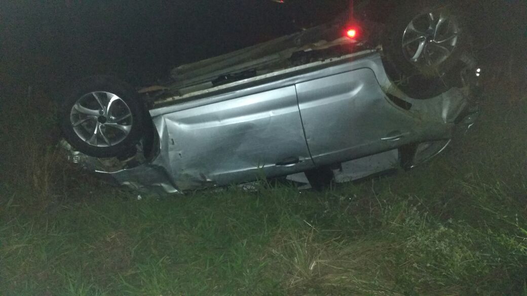 Jovem capota veículo na BR-267